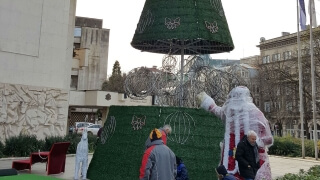 Триметров дядо Коледа стои до 13 м. елха в Русе